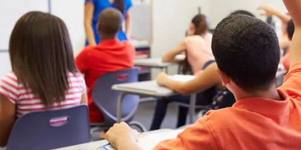 Stratifon per isolare le pareti tra aule nelle scuole